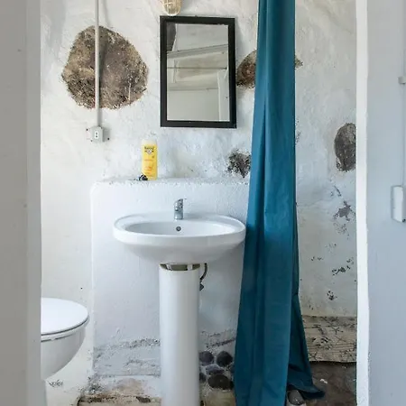 Basic En-suite Bedroom By The Sea 旅馆 *